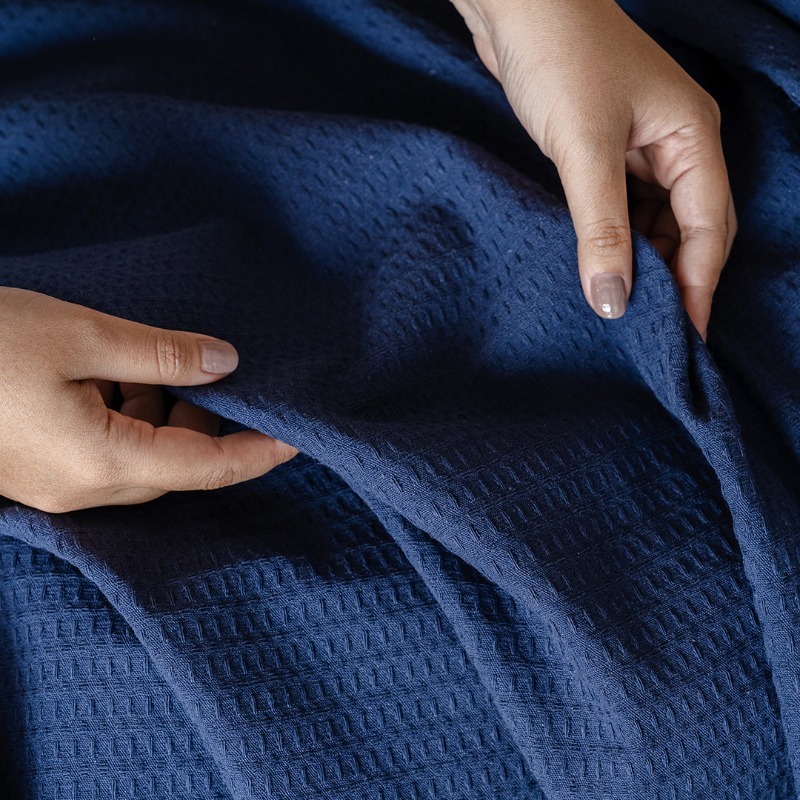 Apa Itu Waffle Blanket? Kenali Keunggulan Selimut Bertekstur yang Nyaman