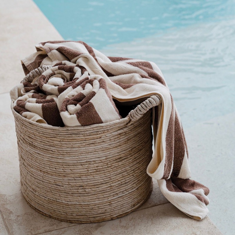 Ternyata Berbeda! Ini Alasan Pool Towel Tidak Sama dengan Bath Towel
