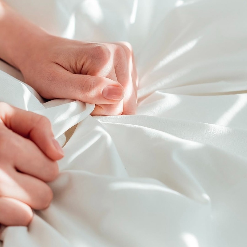 Bed Sheet Linen vs Katun: Mana yang Lebih Nyaman untuk Cuaca Tropis dan Tidur Sehari-hari?