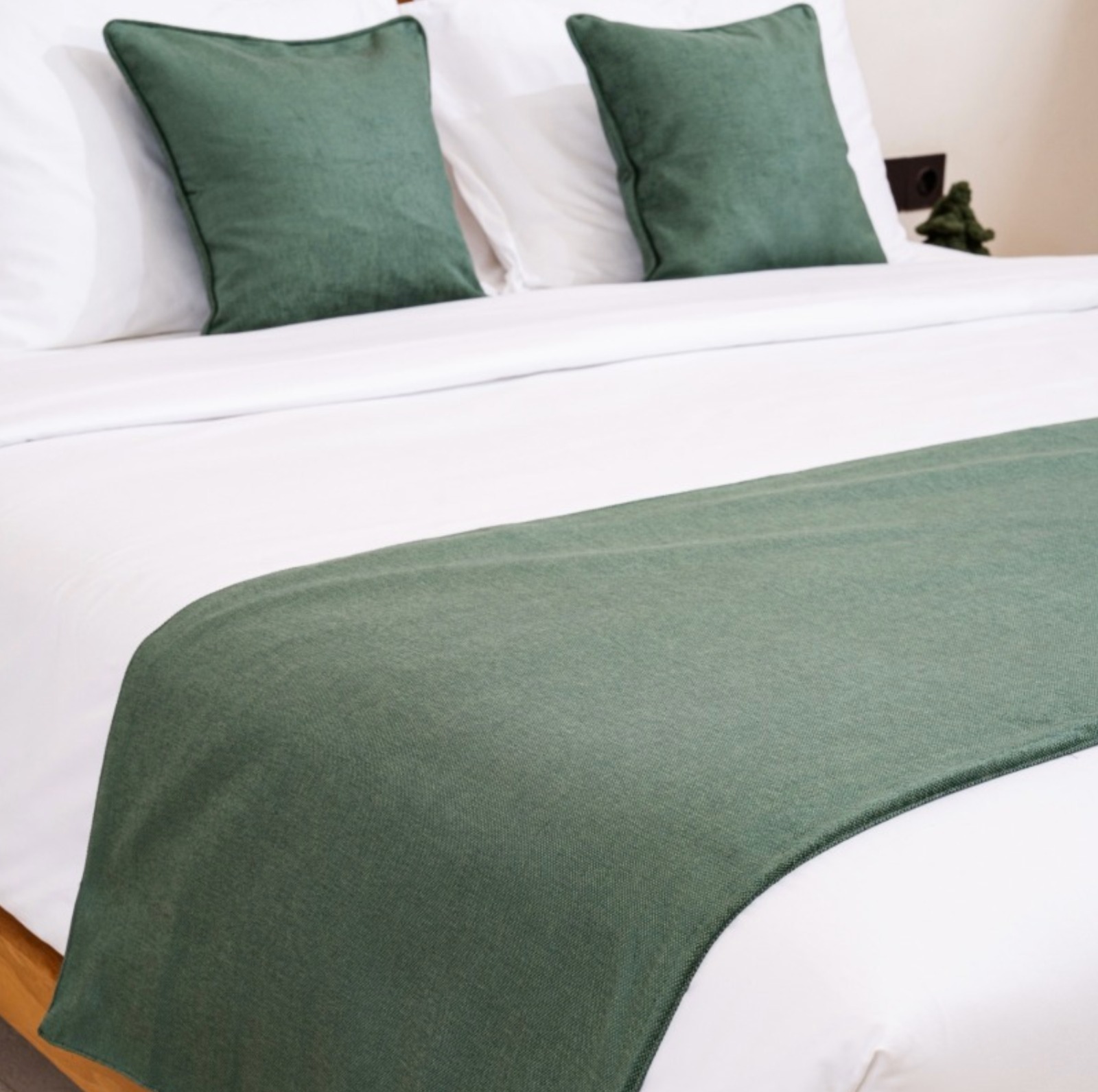 Kamar Terasa Lebih Hidup dengan Sentuhan Cushion Runner Polyester Verona Forest