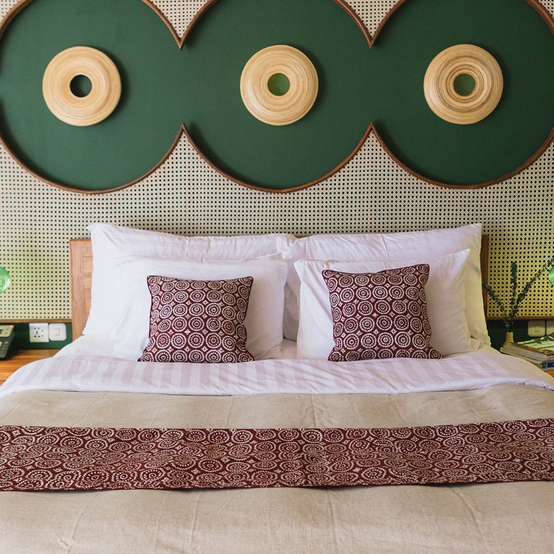 IndoLinen Garut Tradisional Batik Maroon Runner Set